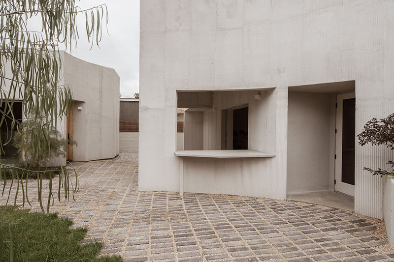 Mar Vista de PPAA muestra un acceso lateral con fachada de concreto y ventanas abiertas al patio