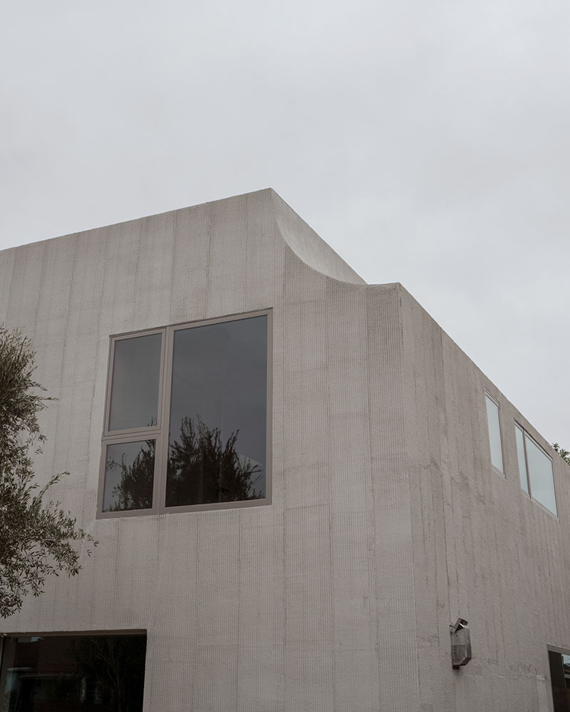 Mar Vista de PPAA presenta un volumen superior con cubierta curva y ventanales rectangulares