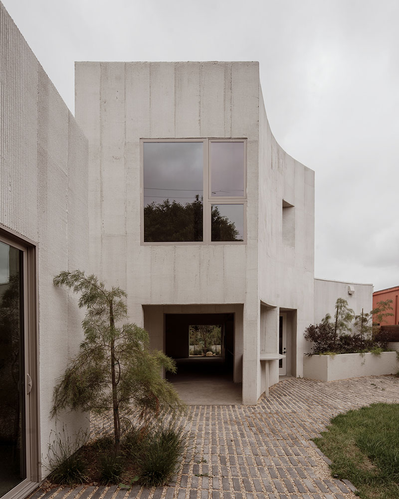 Mar Vista de PPAA articula dos cuerpos conectados por un pasaje abierto hacia el patio posterior