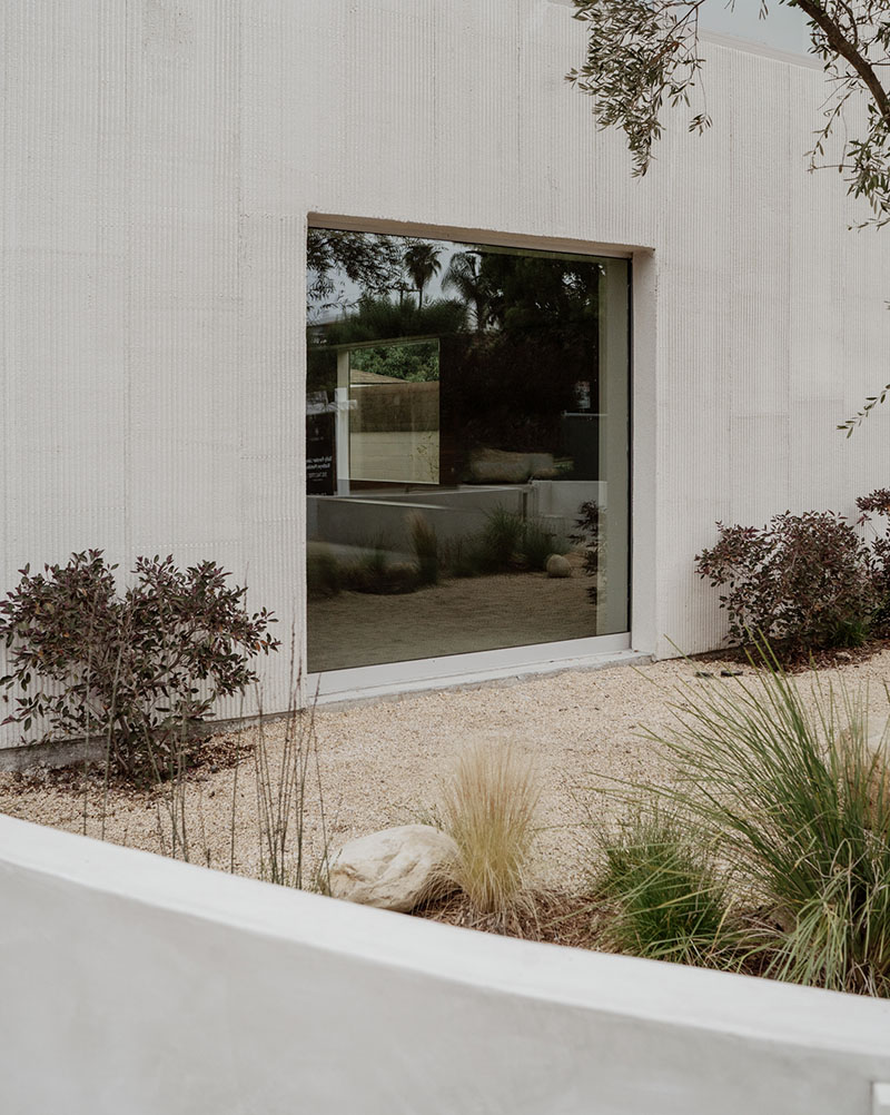 Mar Vista de PPAA integra un ventanal cuadrado que enmarca el jardín desde la fachada frontal