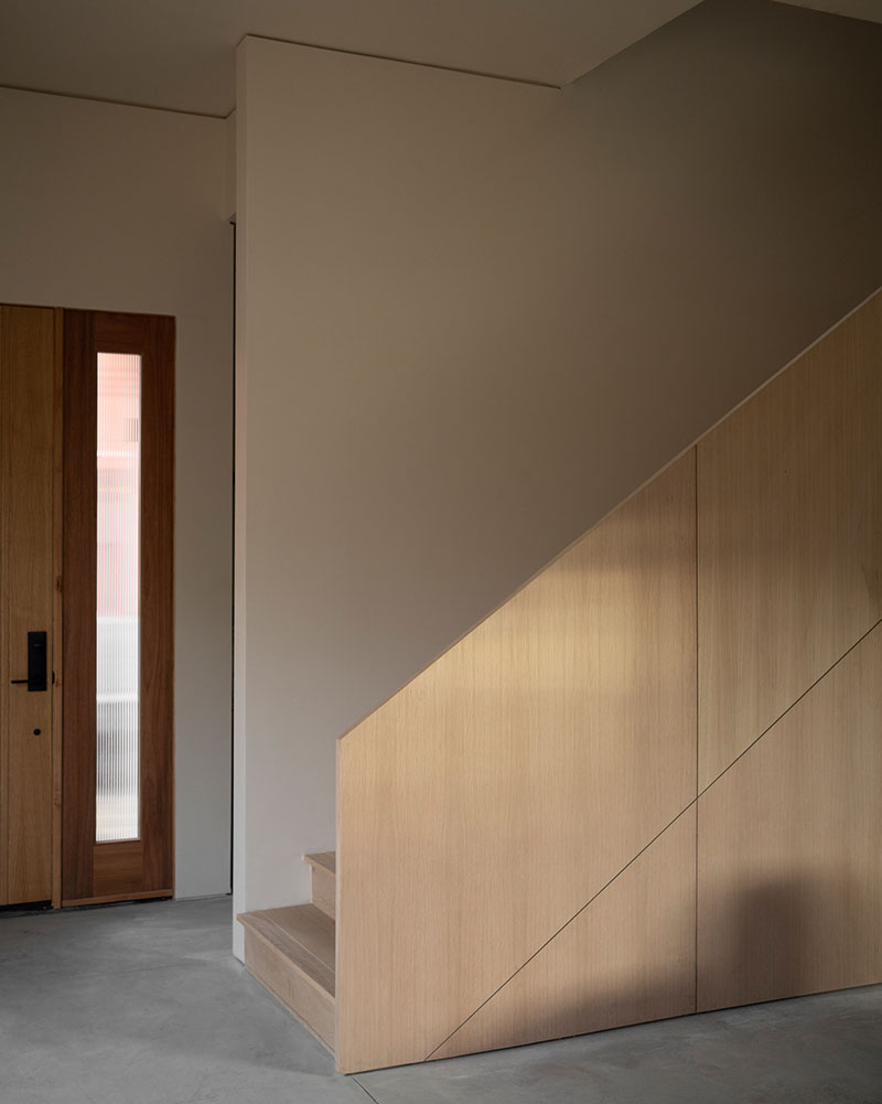 Mar Vista de PPAA incorpora una escalera de madera con diseño geométrico preciso