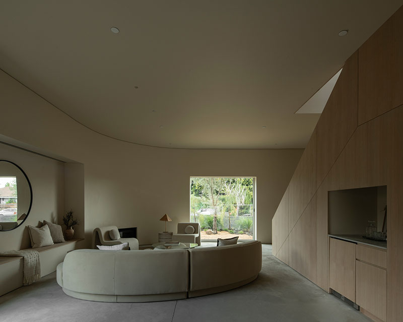 Mar Vista de PPAA abre la sala principal hacia el jardín mediante un gran vano cuadrado