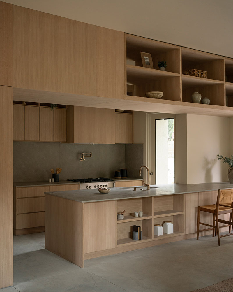 Mar Vista de PPAA organiza la cocina con mobiliario de madera clara y una isla central