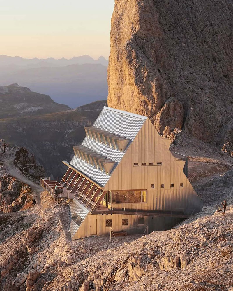 Vista frontal del Santnerpass al anochecer con su silueta escalonada