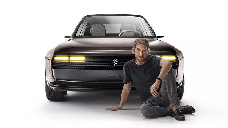 Renault Ora Ito, coche eléctrico: el disñador sentado junto al automóvil