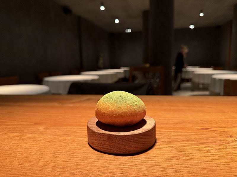 Restaurante Rapaz y sus exclusivas colaboraciones de agosto: Berlina de higos al vinagre coronada con crema de vainilla