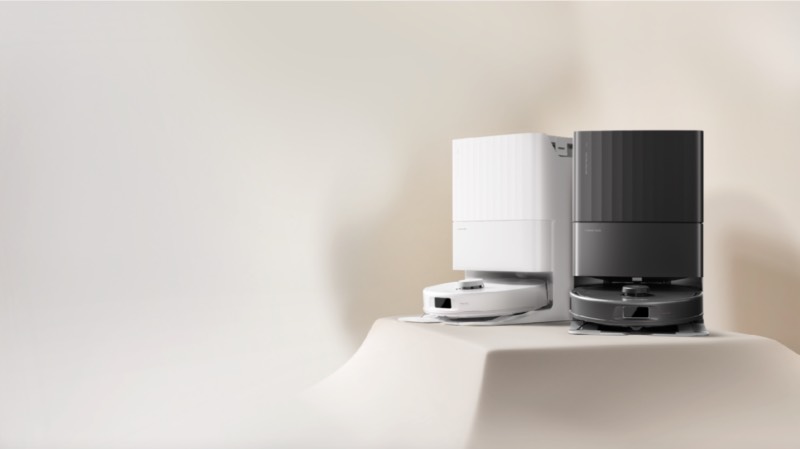 Roborock: dos Roborock juntos, uno en blanco y otro en negro, sobre un fondo gris perla.