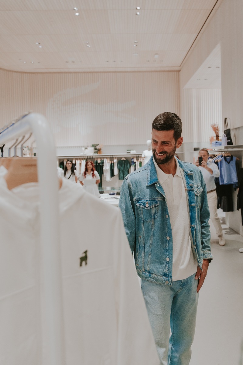 ropa novak djokovic colección tenis lacoste con una cabra