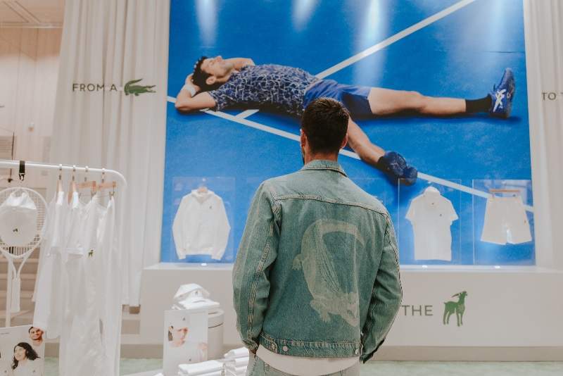 ropa novak djokovic colección tenis lacoste con una cabra