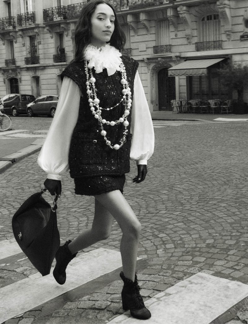 Chanel captura un París en blanco y negro con tweed dorado