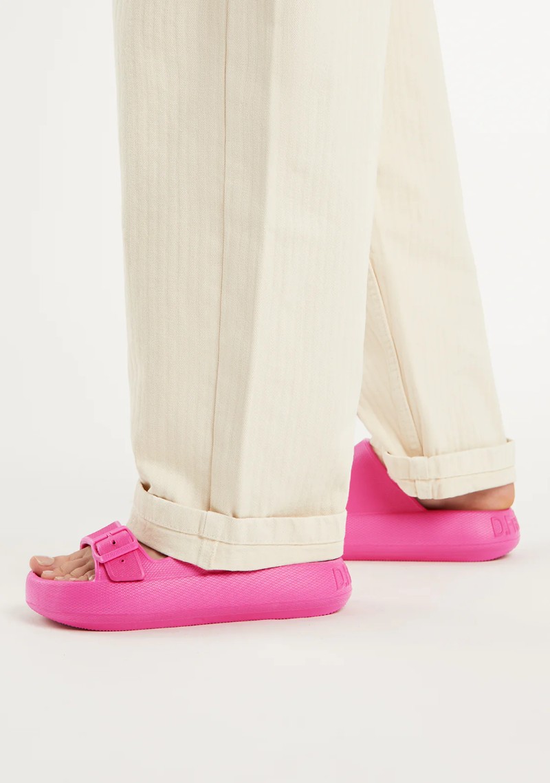 sandalias planas color rosa tendencia verano