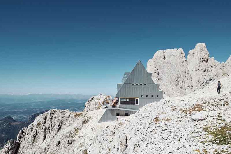 Fachada del refugio Santnerpass integrada en la ladera rocosa del Rosengarten