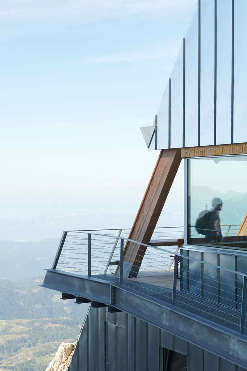 Detalle exterior del Santnerpass con estructura de madera y ventanal panorámico