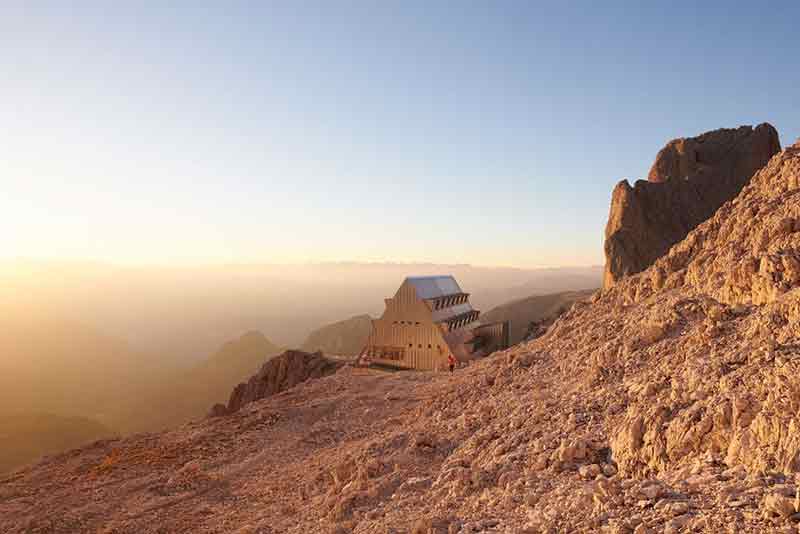 El Santnerpass iluminado por la luz del atardecer sobre el macizo