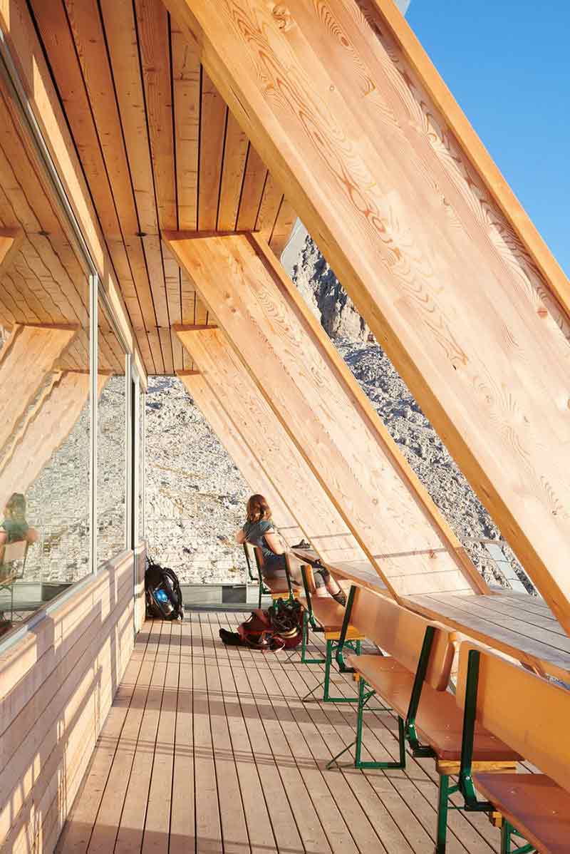 Terraza cubierta del Santnerpass con estructura inclinada de madera
