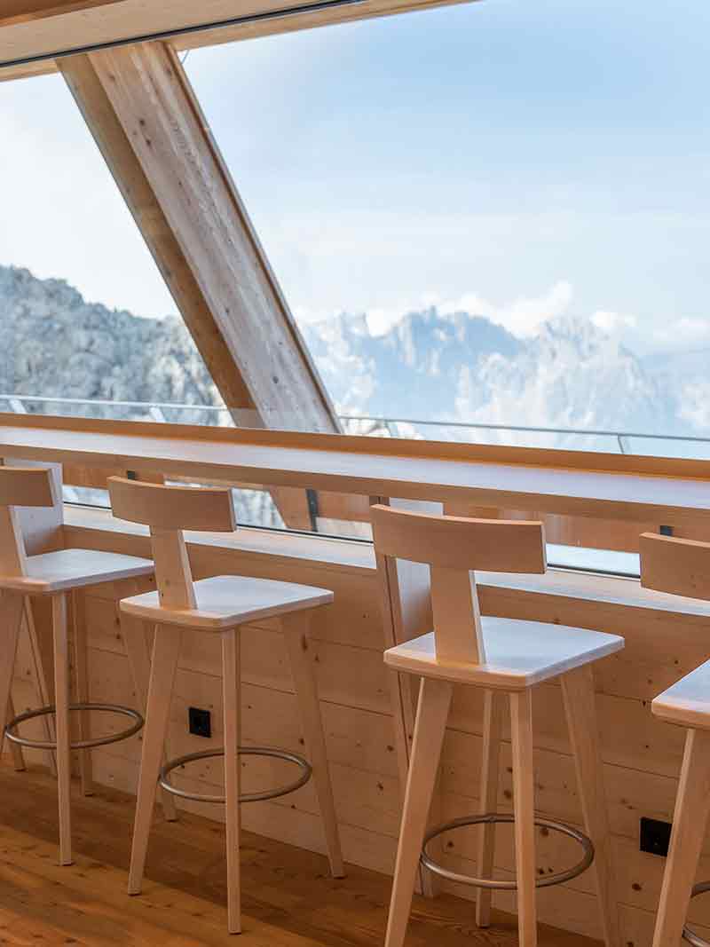 Barra del Santnerpass con taburetes orientados hacia las montañas