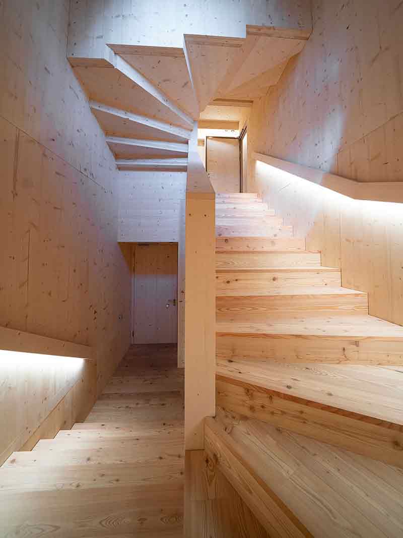 Escalera interior del Santnerpass realizada íntegramente en madera