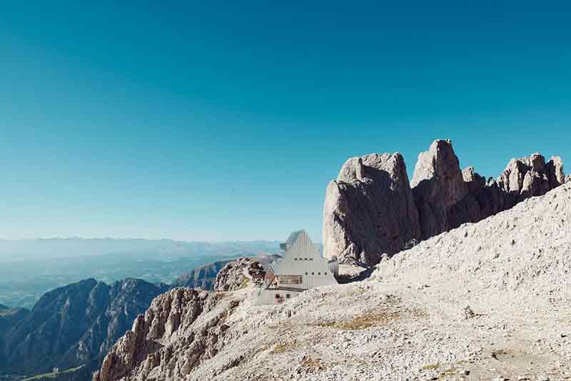 El Santnerpass enmarcado por las cumbres del Rosengarten bajo un cielo despejado