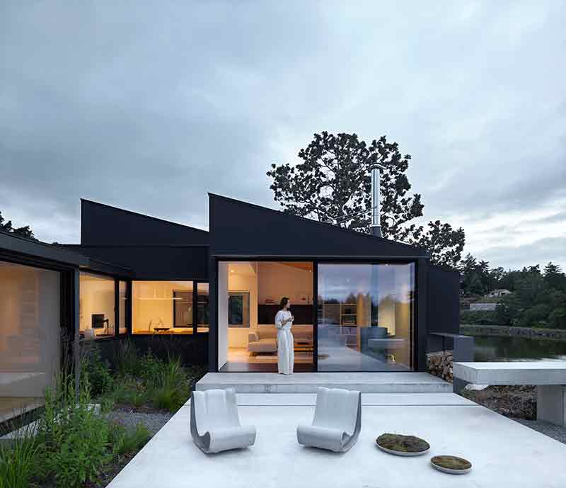 Shoreline House de Splyce Design abre sus estancias al exterior mediante grandes ventanales y terrazas