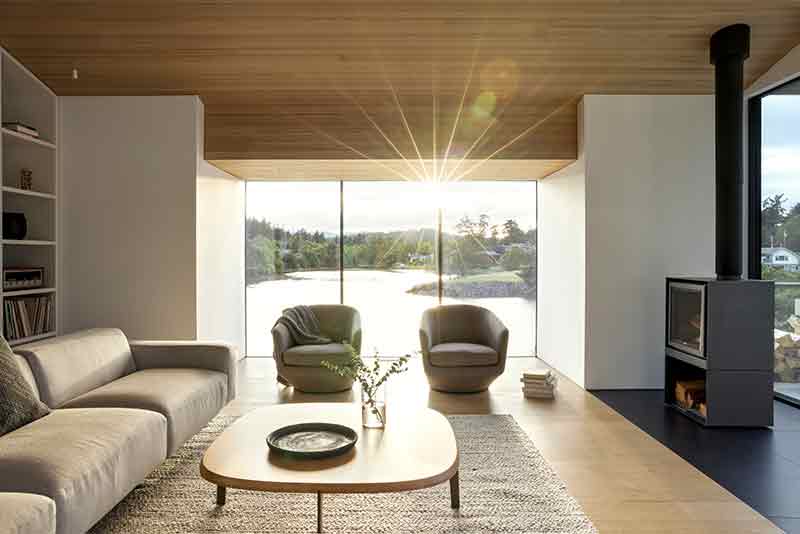 Shoreline House de Splyce Design dispone una sala de estar con vistas abiertas hacia el mar.