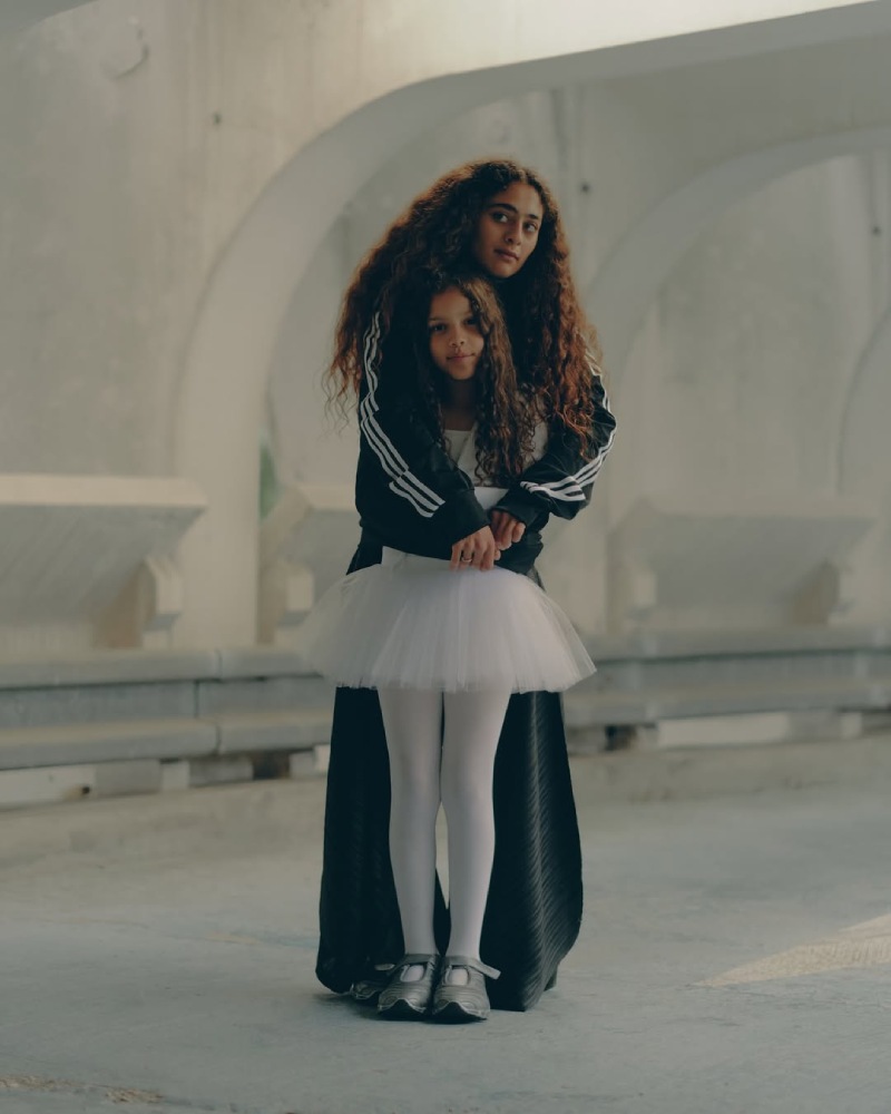 Tendencias de moda mujer 2025: ballet sneakers