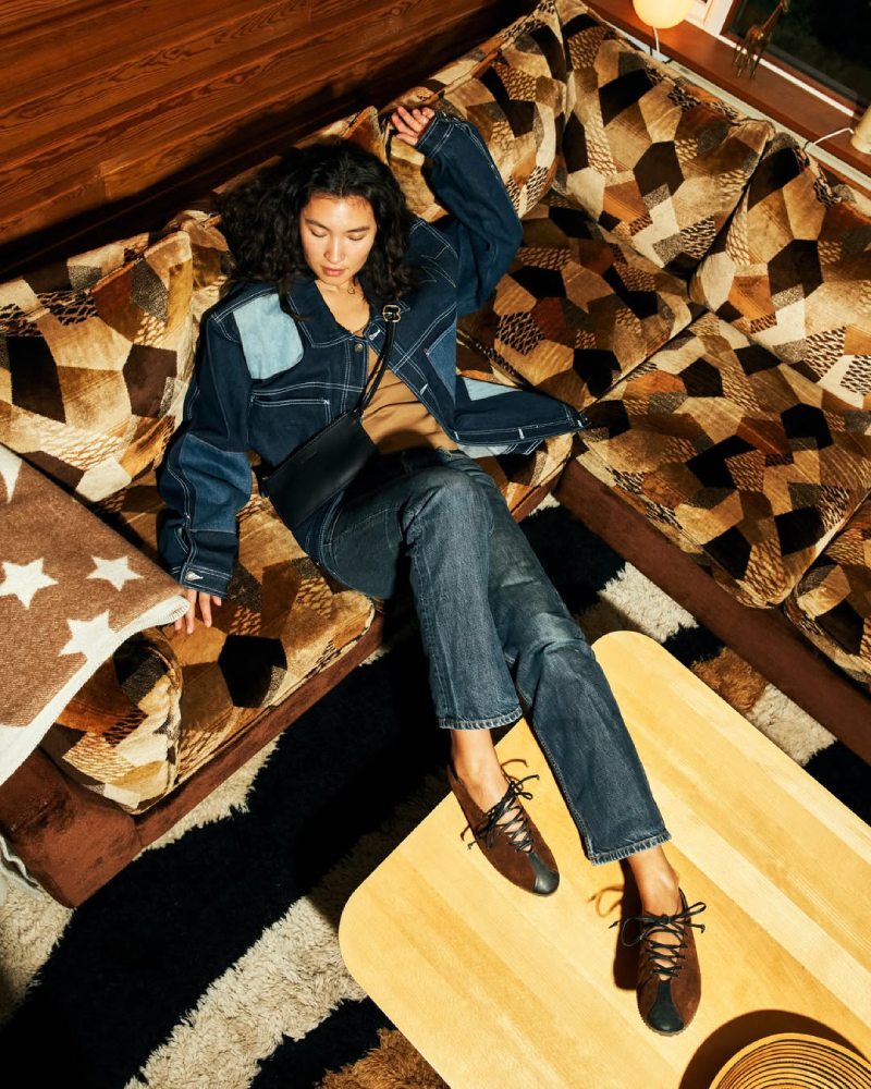 Tendencias de moda mujer 2025: ballet sneakers