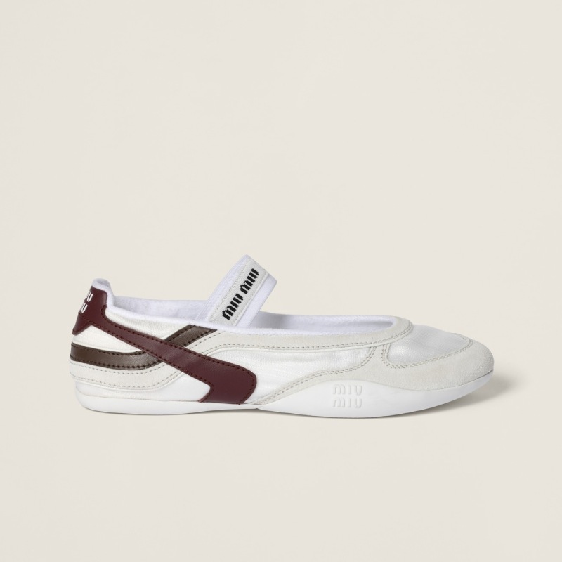 Tendencias de moda mujer 2025: ballet sneakers