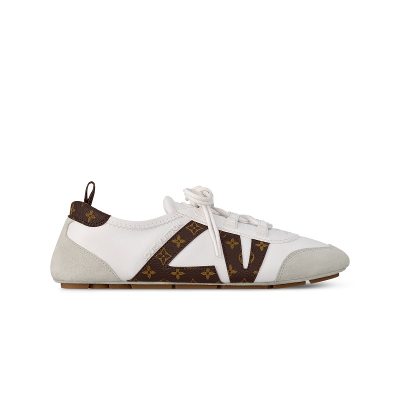 Tendencias de moda mujer 2025: ballet sneakers