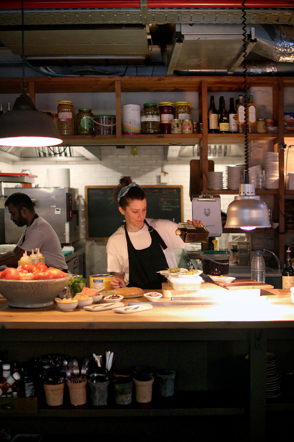 Cocina abierta con chefs preparando platos en Tapas Lobito Barcelona