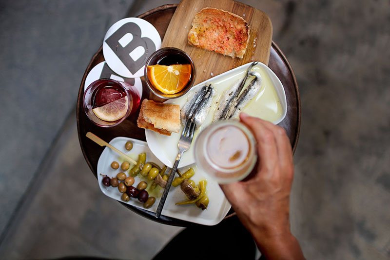 Aperitivo de anchoas, aceitunas y sangría en Tapas Lobito Barcelona