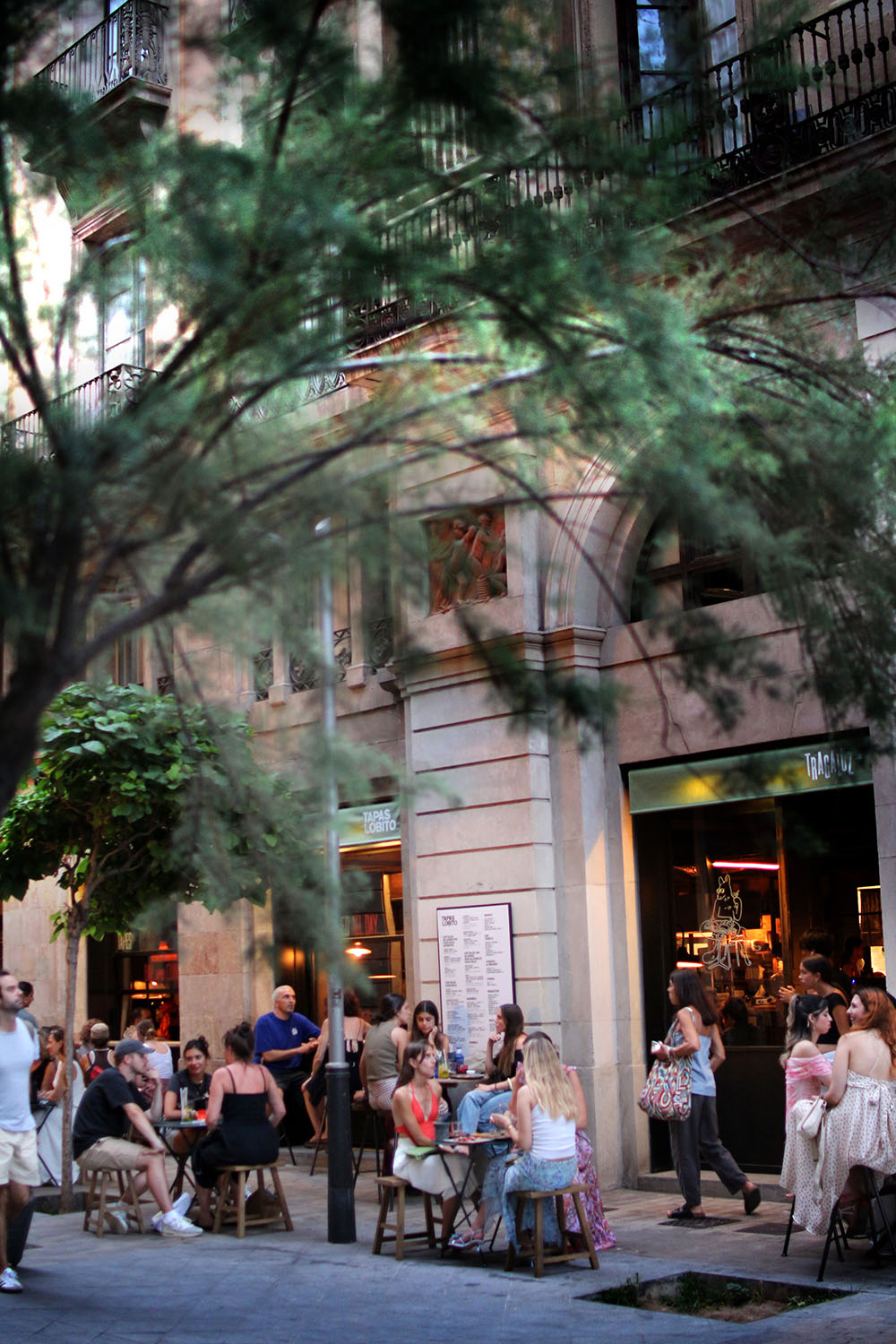 Terraza exterior con comensales frente al local de Tapas Lobito Barcelona