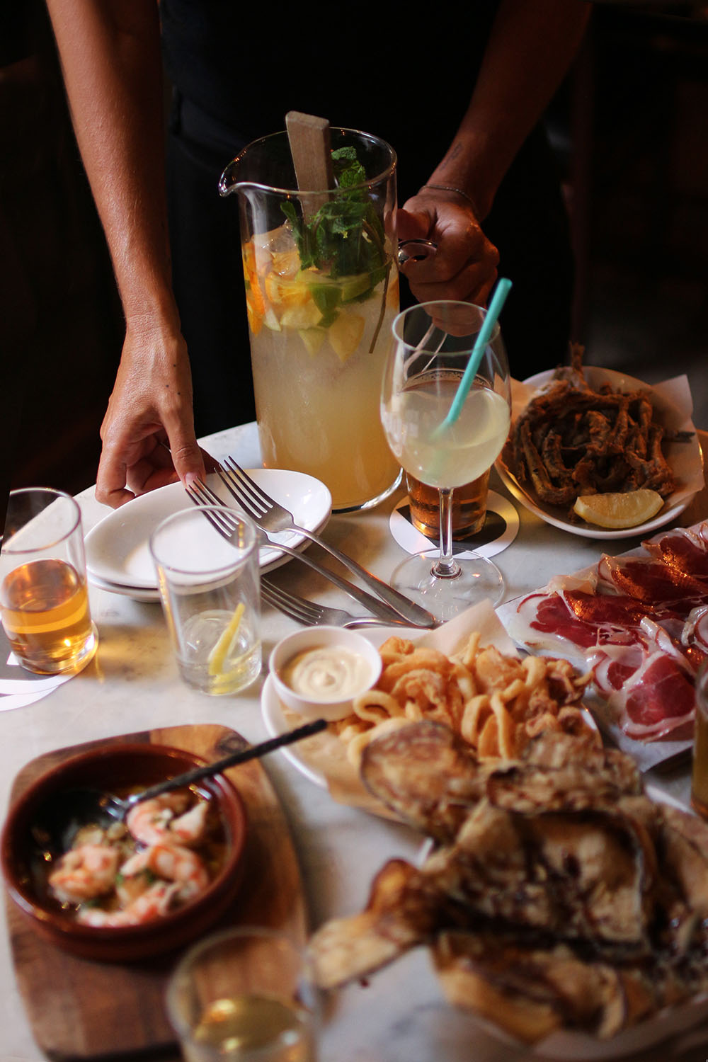 Jarra de limonada y tapas variadas sobre mesa en Tapas Lobito Barcelona