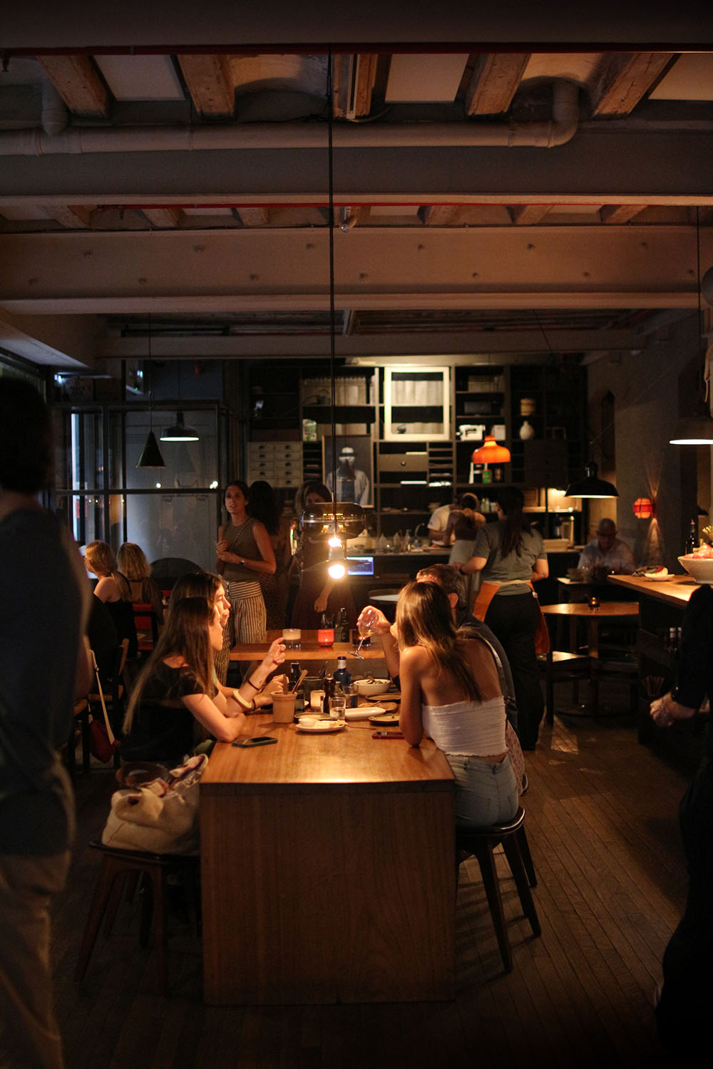 Comensales compartiendo mesa alargada en el interior de Tapas Lobito Barcelona