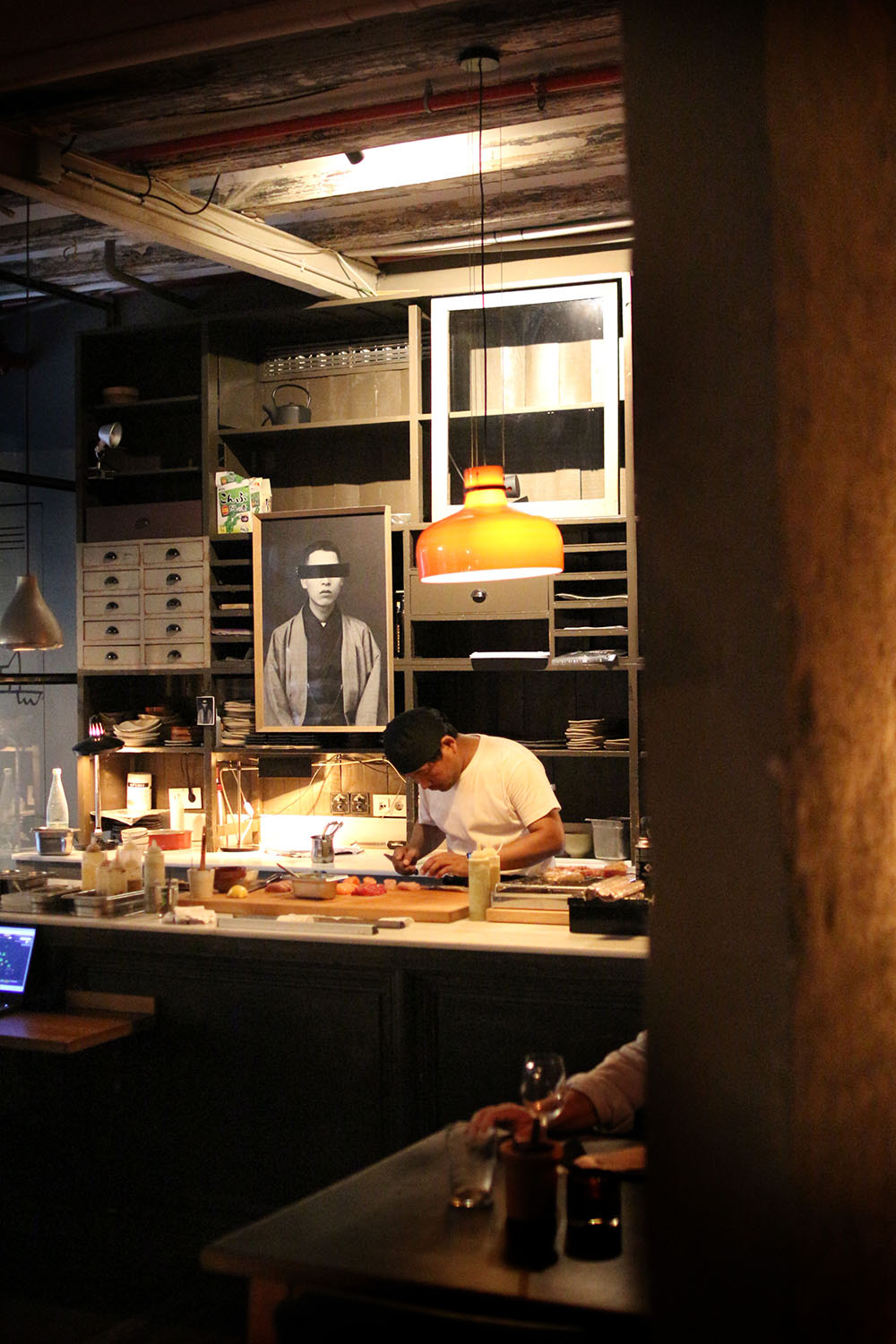 Sushiman trabajando en la barra japonesa de Tapas Lobito Barcelona