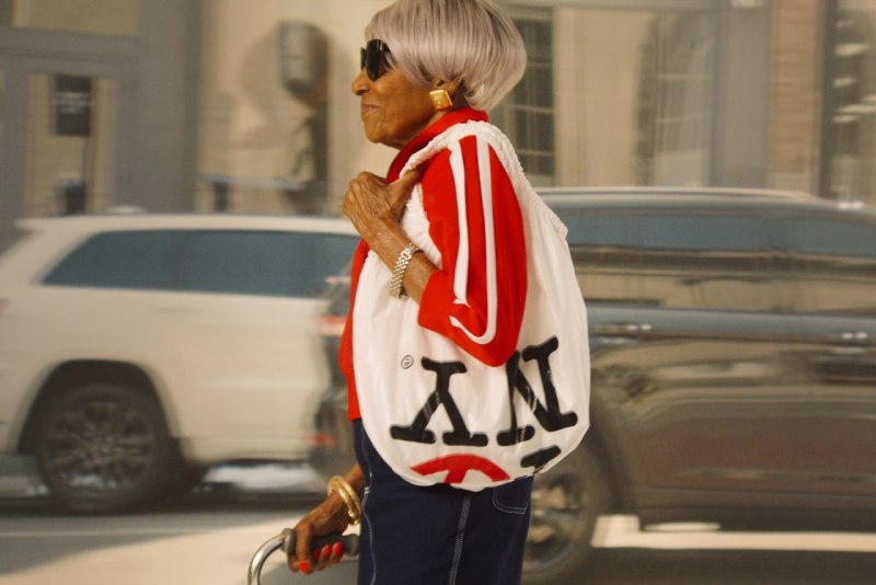 Telfar hará que nos mole llevar una bolsa plástica