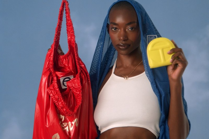 Telfar hará que nos mole llevar una bolsa plástica