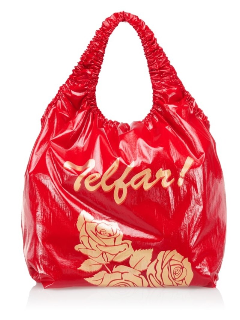 Telfar hará que nos mole llevar una bolsa plástica
