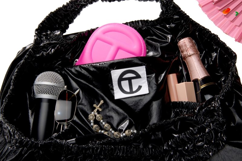 Telfar hará que nos mole llevar una bolsa plástica