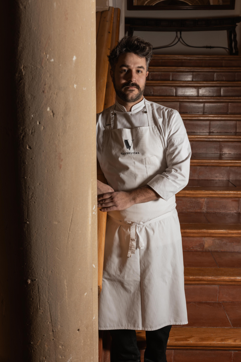 Restaurante Vandelvira: retrato de cuerpo entero del chef Juan Carlos García