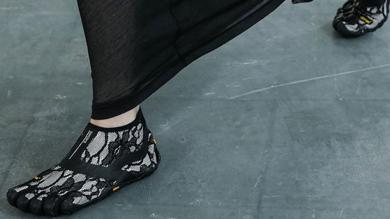 Tendencias de calzado 2025 moda urbana: zapatos barefoot