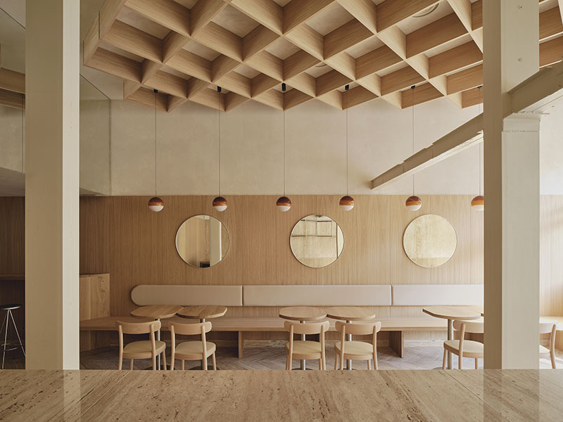 Interior de la Heladería Regma diseñado por Zooco Estudio con techo reticulado de madera