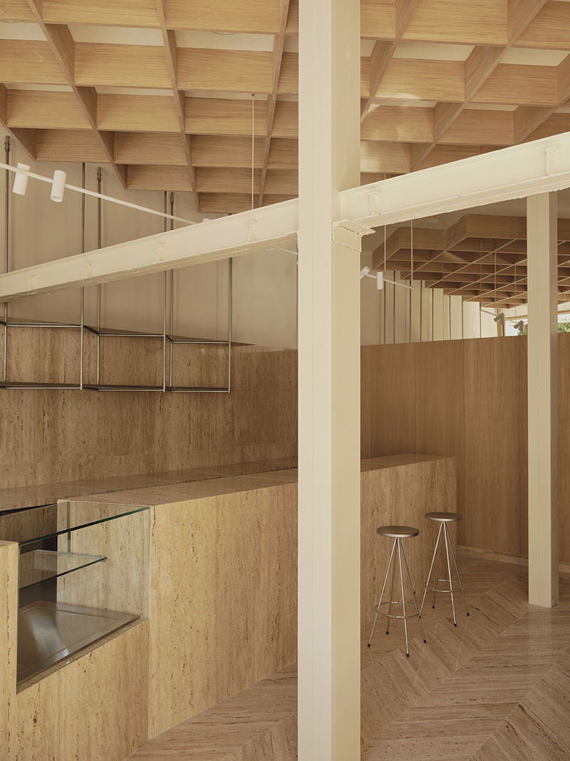 Mostrador de mármol travertino en la Heladería Regma proyectada por Zooco Estudio