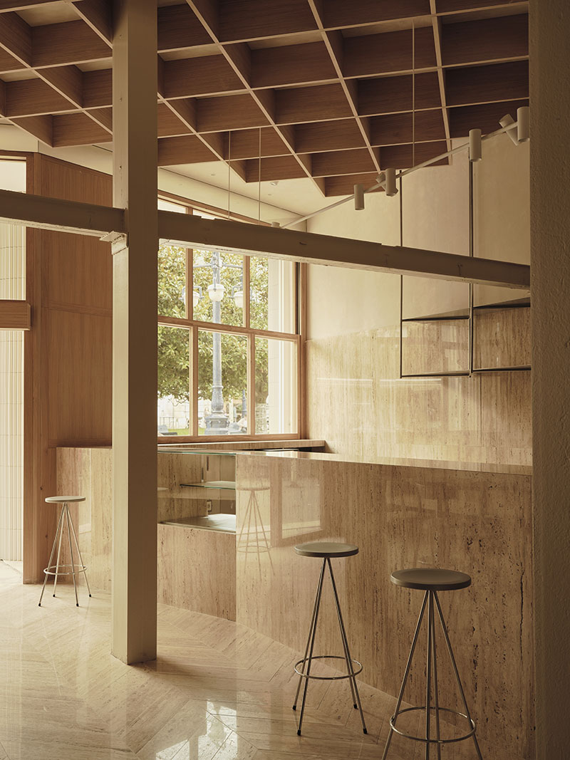 Zona de barra con taburetes metálicos en la Heladería Regma diseñada por Zooco Estudio