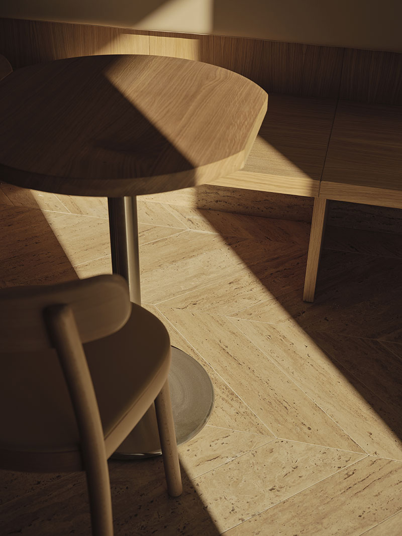 Detalle de mesa y pavimento en espiga de la Heladería Regma por Zooco Estudio