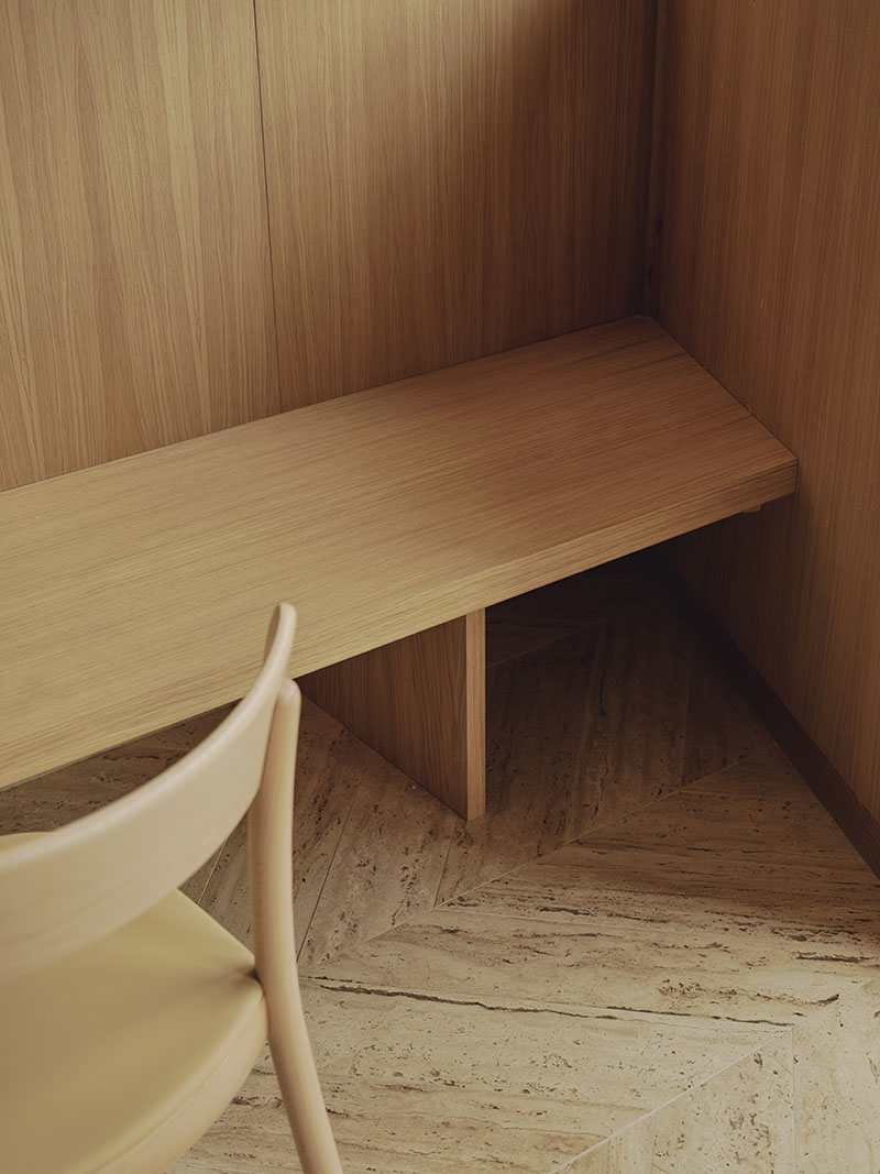 Banco de madera integrado en la Heladería Regma diseñada por Zooco Estudio