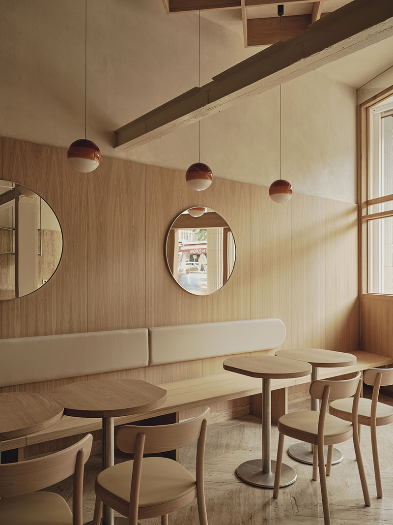 Espacio de cafetería con espejos circulares en la Heladería Regma por Zooco Estudio