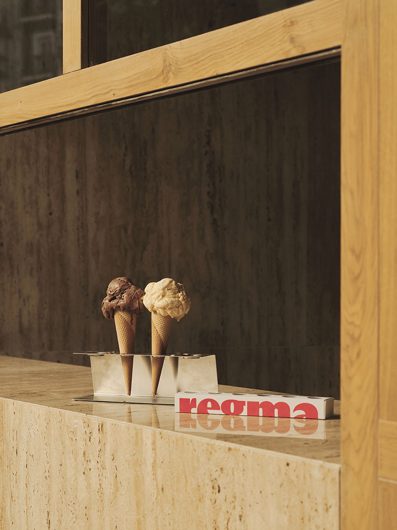 Mostrador con helados y logotipo en la Heladería Regma diseñada por Zooco Estudio