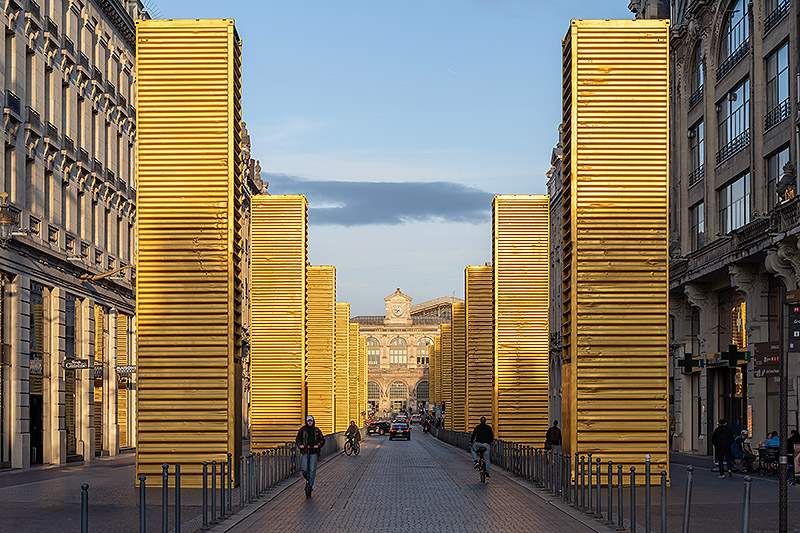 Imagen de esculturas grandes doradas