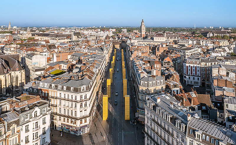 Vista de pájaro de esculturas doradas