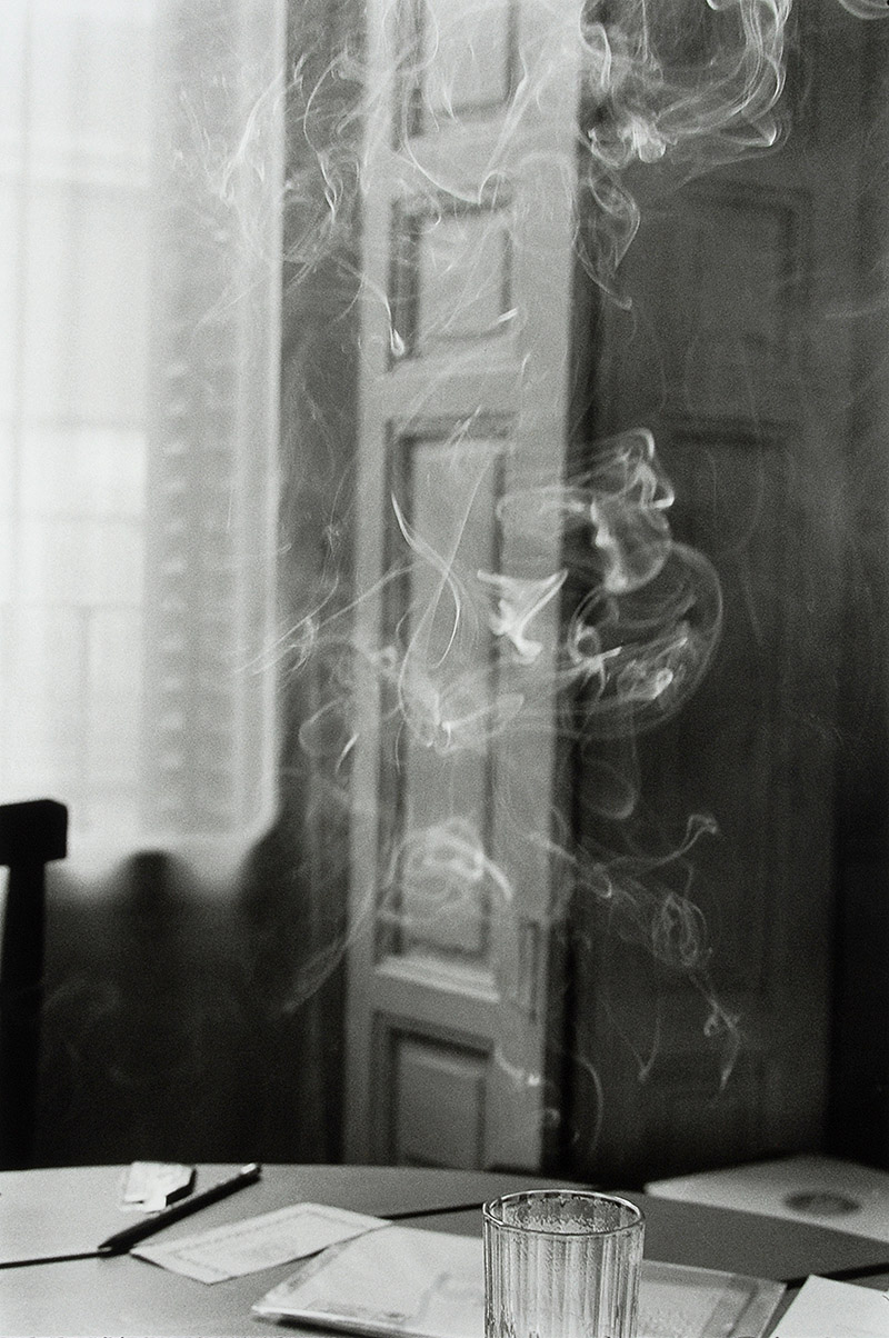 Exposición 14 Millones de Ojos. Colección, Fotografía, Público foto en blanco y negro de humo de cigarrillo